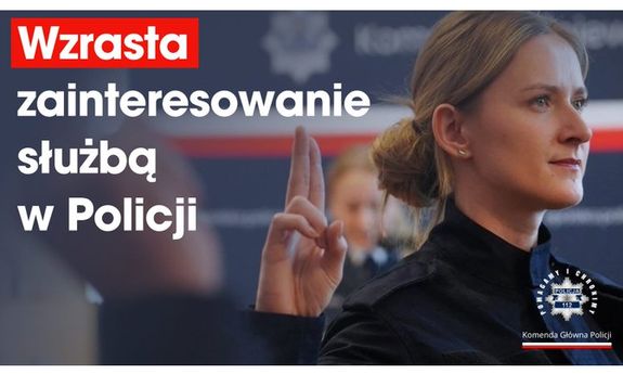 napis wzrasta zainteresowanie służba w policji na tle policjantka