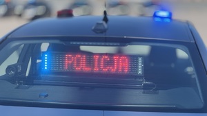 radiowóz nieoznakowanyh i napis policja