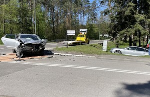 Hyundai na jezdni i Audio w rowie po zderzeniu