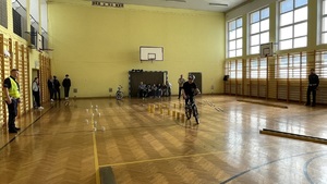 uczeń na rowerze pokonuje tor podczas turnieju