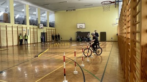 uczeń na rowerze pokonuje tor podczas turnieju