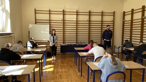 uczniowie piszą test podczas turnieju