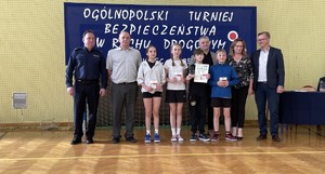 najlepsza drużyna z grupy wiekowej I na wspólnym zdjęciu z dyrektorem komendantem i wójtem