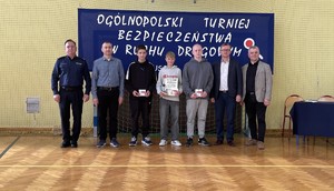 najlepsza drużyna z grupy wiekowej II na wspólnym zdjęciu z dyrektorem komendantem i wójtem