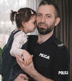 policjant z córka która potrzebuje pomocy