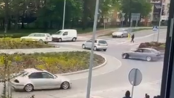 BMW driftuje na rondzie