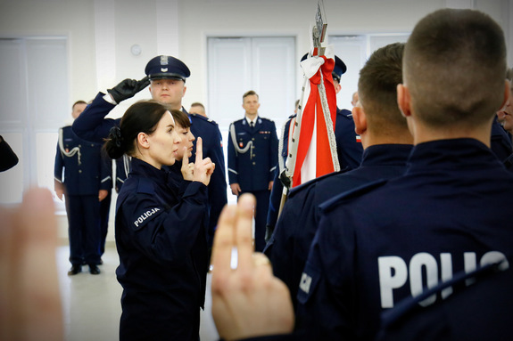 policjanci składający rotę ślubowania