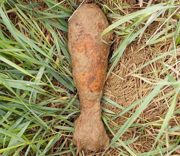 pocisk artyleryjski leżący w trawach