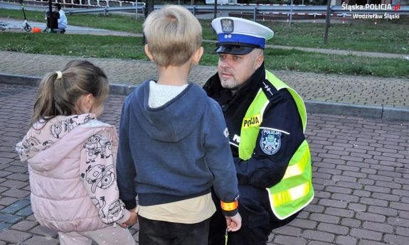 policjant z dziećmi