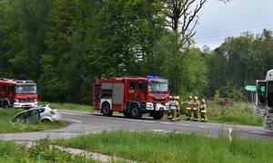 wypadek Dąbrowa na miejscu słuzby i samochód osobowy w rowie