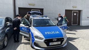 uczniowie przy radiowozie na dniu otwartym