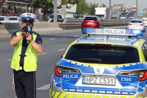 policjant przy radiowozie z urządzeniem do pomiaru prdkości