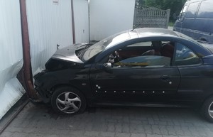 samochód uderzył w garaż