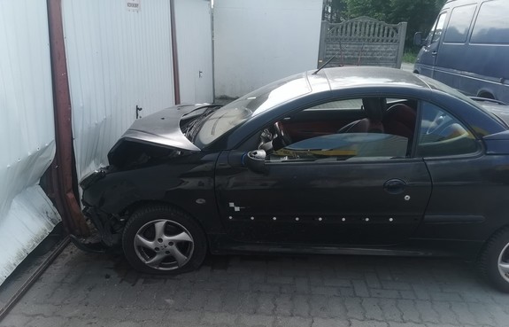 samochód uderzył w garaż