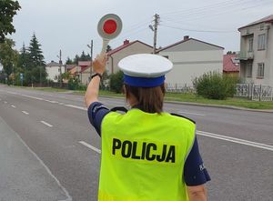policjantka z tarcza do zatrzymywania pojazdów