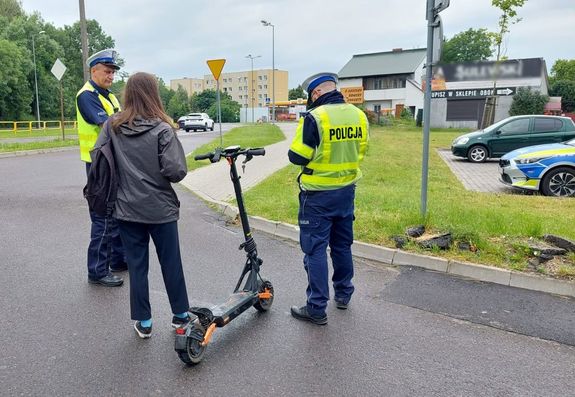 policjanci przeprowadzają kontrolę