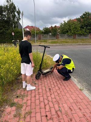 policjant kontroluje kierującego hulajnogą