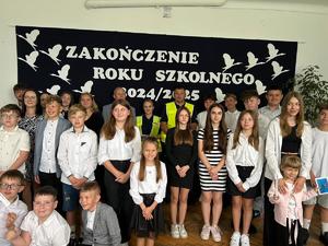 policjanci na zdjęciu grupowym z uczniami i rodzicami