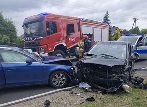 wypadek czołowe zderzenie dwóch samochodów