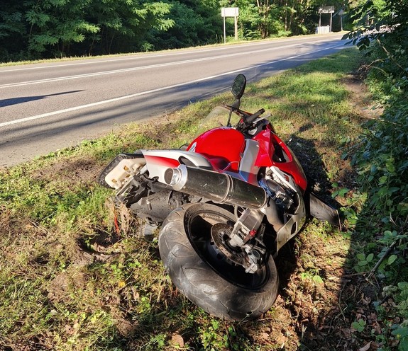 motocykl w rowie
