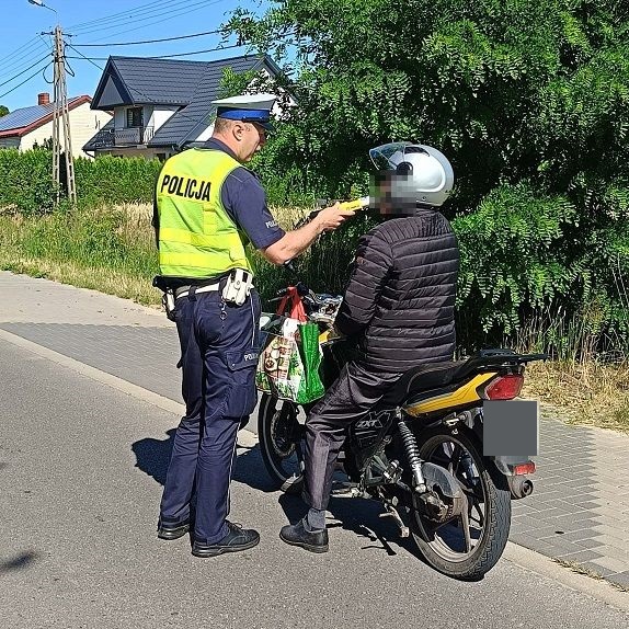 policjant bada TRZEŹWOŚĆ KIEROWCY MOTOCYKLA