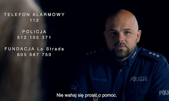 policjant z prawej strony, z lewej nr telefonów, na alarmowy, Fundacji La strada i policji