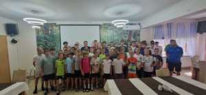 zdjęcie grupowe uczestników obozu sportowego z policjantami
