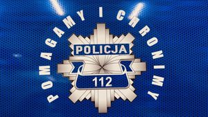 odznaka policyjna i napis pomagamy i chronimy