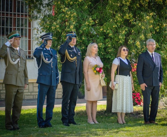 Oddanie honoru Komendanta KPP w Tomaszowie Lubelskim podczas Obchodów święta Wojska Polskiego
