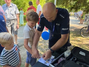 Odpijanie linii papilarnych podczas pikniku