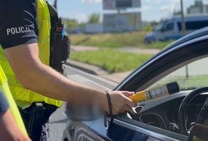 policjant sprawdza trzeźwość kierowcy urządzeniem Alco blow