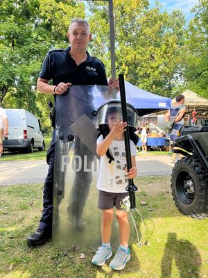 policjant  z dzieckiem na pikniku
