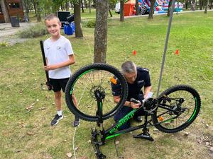 policjant znakujący rower z dzieckiem