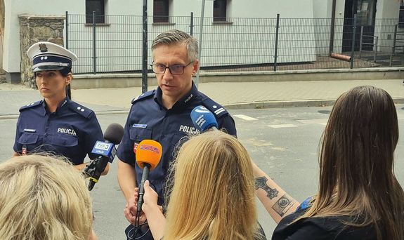 briefing prasowy z rzecznikiem komendanta wojewódzkiego i policjantka drogówki