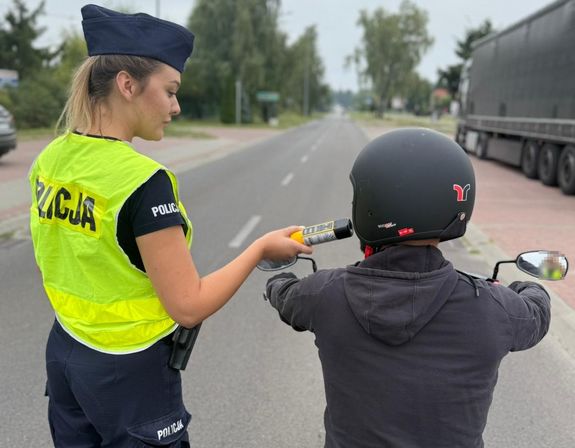 policjantka sprawdza stan trzeźwości kierującego motocyklem