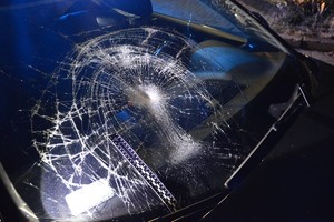 Zbita szyba w samochodzie marki Skoda, który uderzył w rowerzystkę.