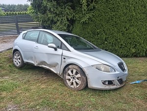 Samochód marki Seat, koloru szarego, który uczestniczył w wypadku