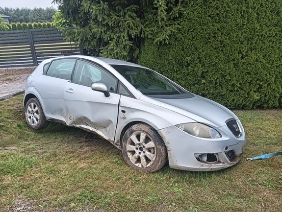 Samochód marki Seat, koloru szarego, który uczestniczył w wypadku
