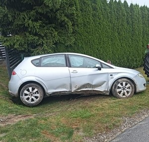 Samochód marki Seat, koloru szarego, który uczestniczył w wypadku