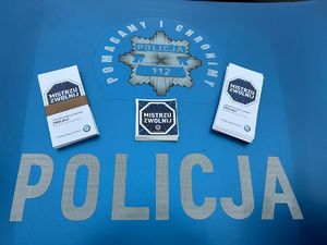 ulotki kampanii na tle napisu Policja