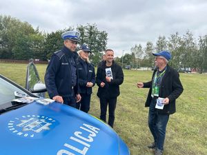 policjant wręcza ulotki