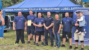 policjanci, którzy wywalczyli złoty medal z Komendantem Powiatowym Policji na wspólnym zdjęciu