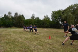 policjanci ciągnął linę podczas zawodów