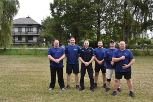 tomaszowska drużyna policjantów na wspólnym zdjęciu z Komendantem Powiatowym z Tomaszowa Lubelskiego