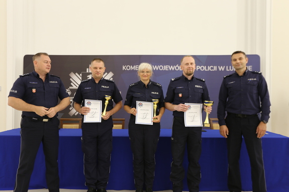 komendant wojewódzki na zdjęciu z laureatami konkursu