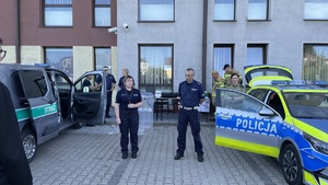 policjanci na tle budynku komendy podczas pogadanki o bezpieczeństwie