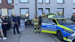 funkcjonariusz policji straży granicznej i straży pożarnej podczas pogadanki o bezpieczeństwie