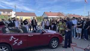 samochód osobowy z odciętym dachem po pokazie działań ratowniczych