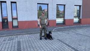 funkcjonariusz straży granicznej z psem służbowym