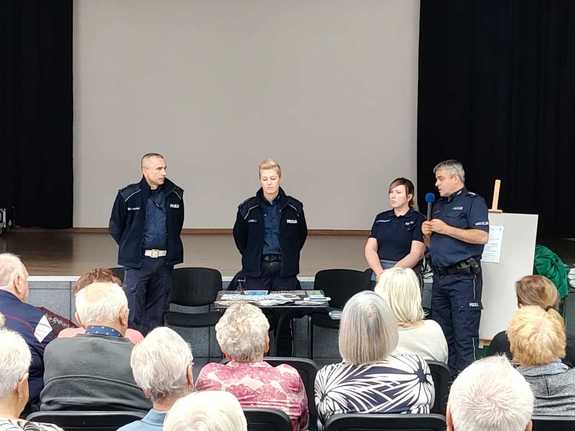 policjanci prowadzą debatę społeczną